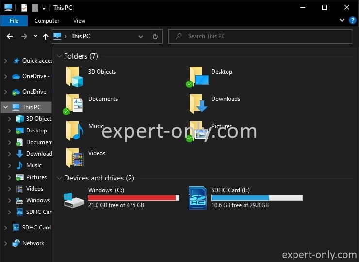 Windows 10 file explorer with the dark mode enabled